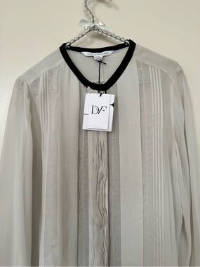 Diane Von Furstenberg Off White/ Gray Silk Blend Top Size 10 NWT